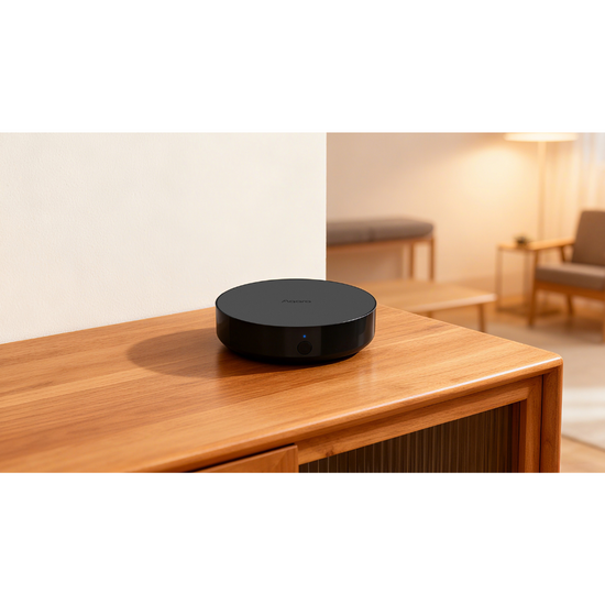 Smart home hub in gebruik met gekoppelde sensoren en apparaten in huis