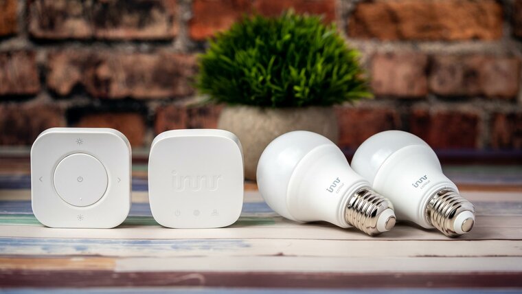 Verpakking van de Starterkit Smart Bulb Color met onderdelen in de doos